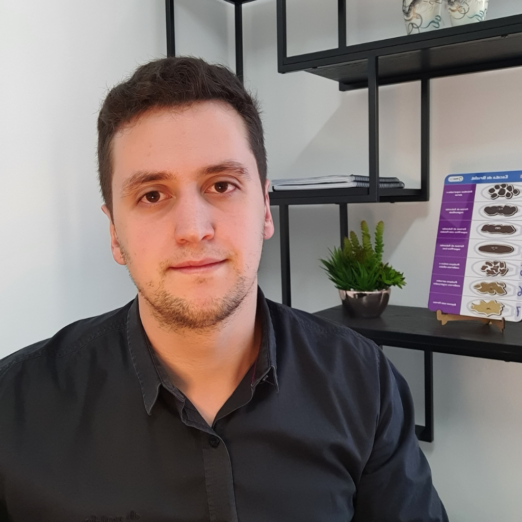 Dr. Pedro Miguel, nutricionista clínico e esportivo em seu consultório em Belo Horizonte